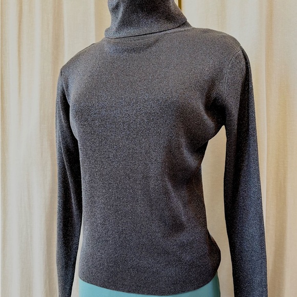 Silk Metallic Gray Turtleneck – Effortless Elegance - Picture 2 of 3
